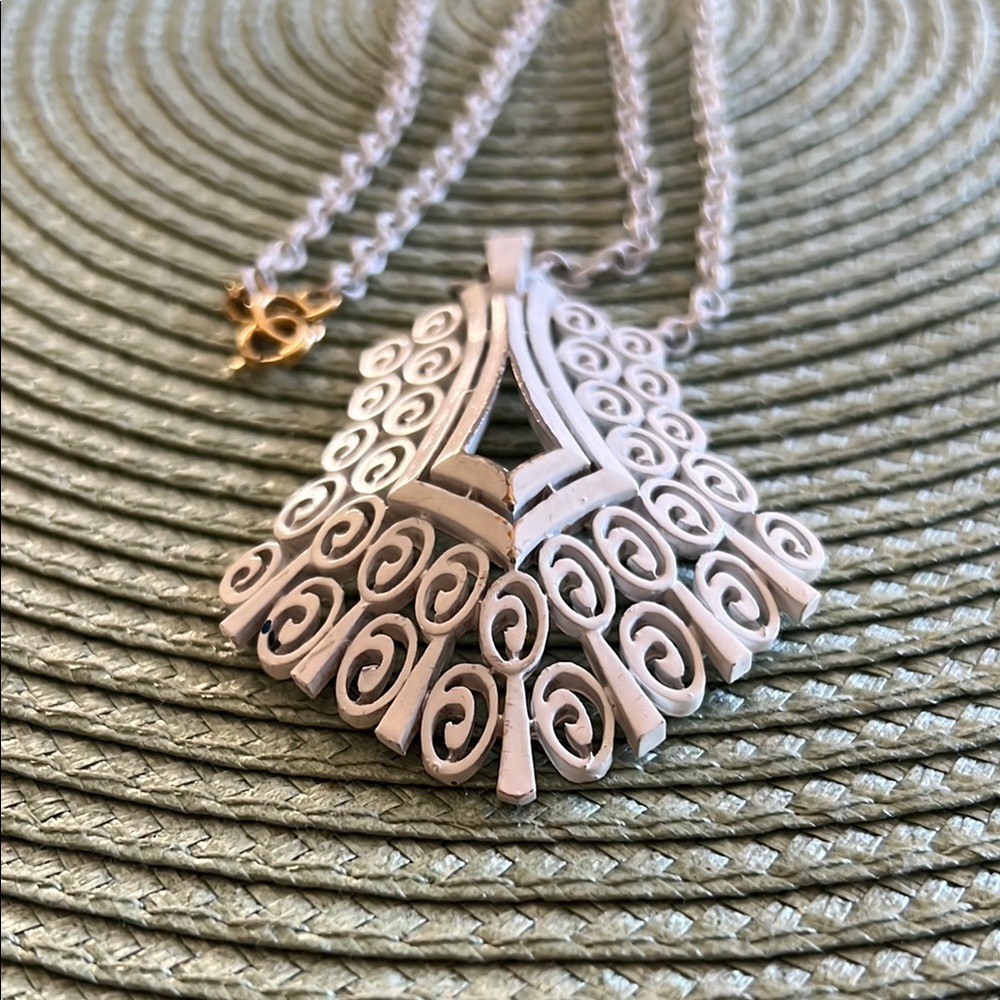 Elegant Silver Swirl Pendant Necklace